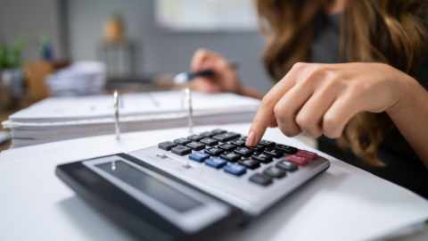 niet loyaal zijn bespaart