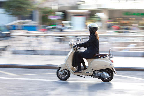 vrouw op verzekerde scooter