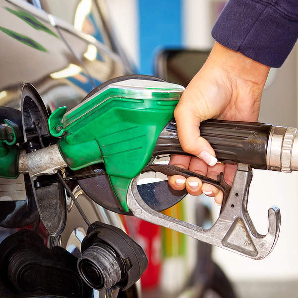 benzineprijs compeseren met premie autoverzekering